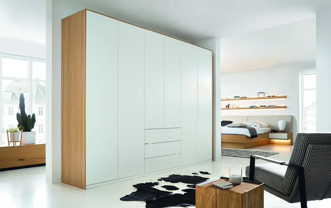 Weißer griffloser Schlafzimmerschrank